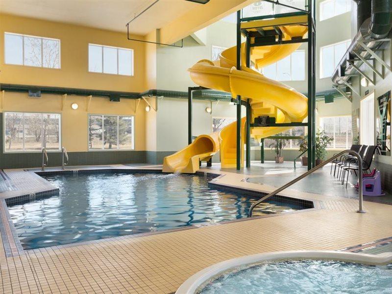 Super 8 By Wyndham Shawnessy Area 3*