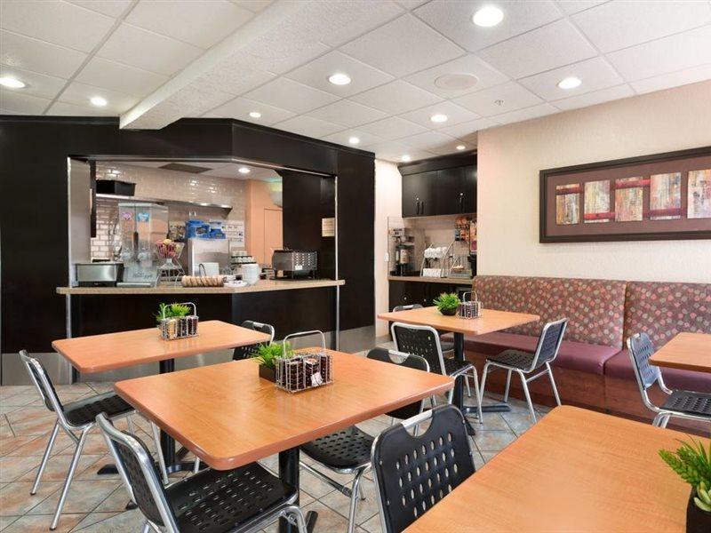 Hotel Super 8 By Wyndham Shawnessy Area