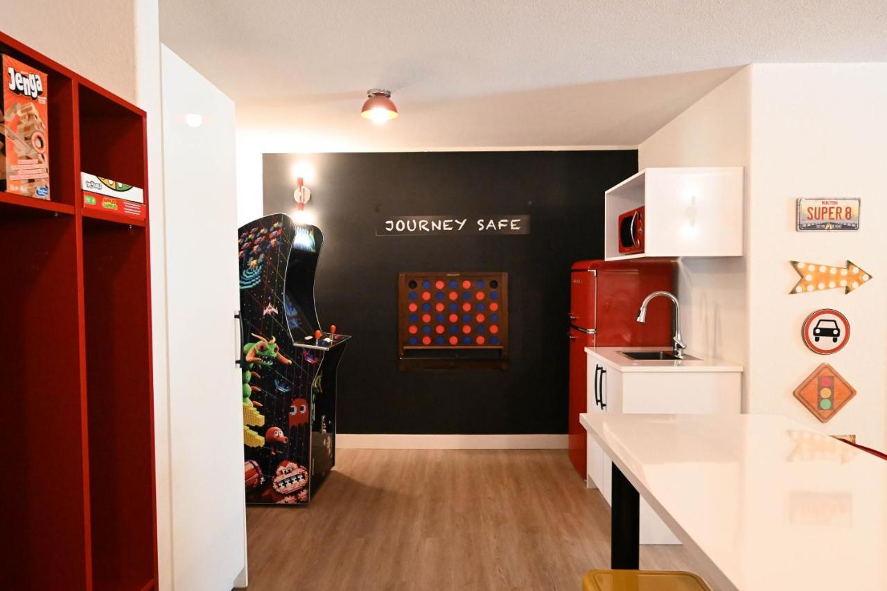 Super 8 By Wyndham Shawnessy Area 3*