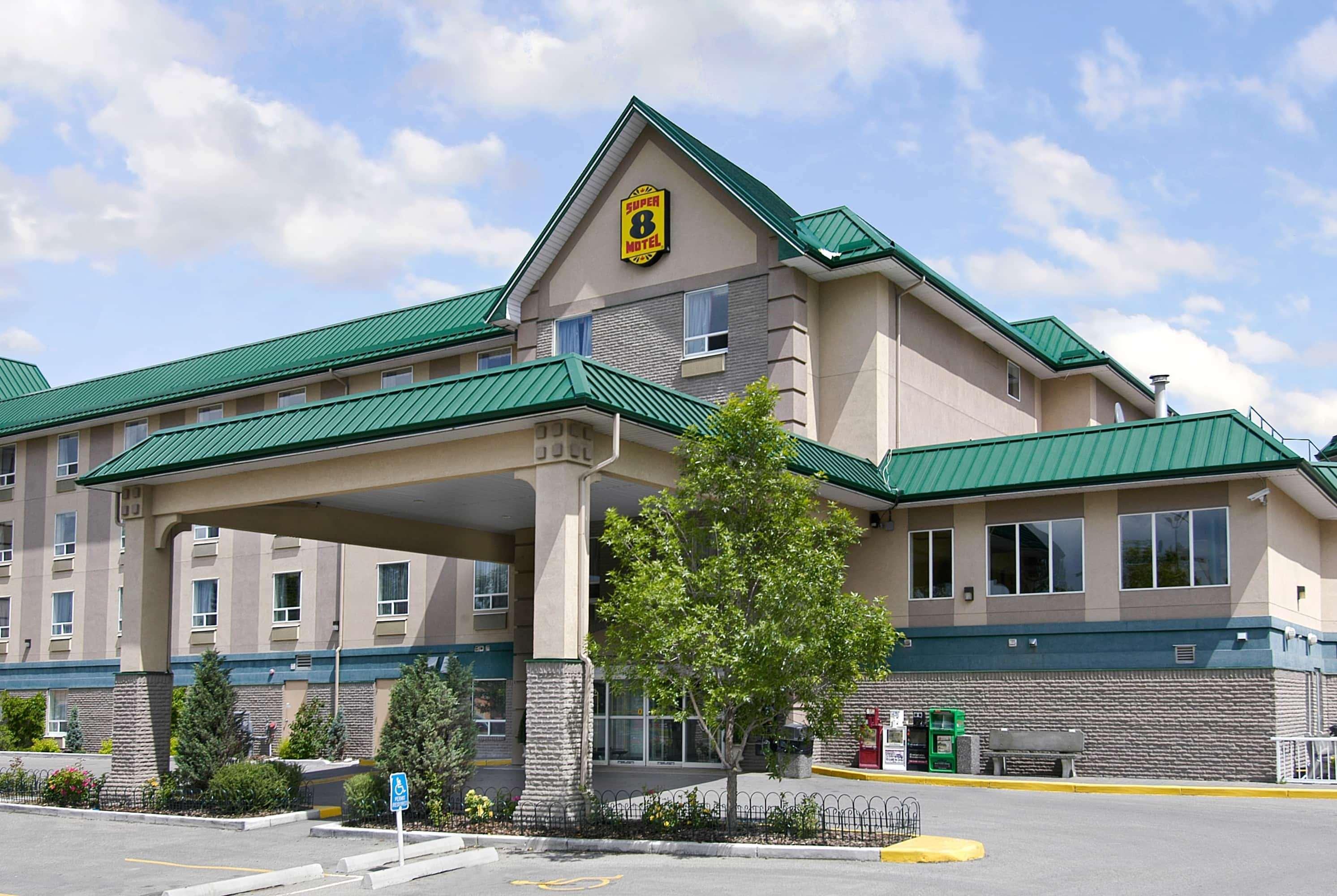 Super 8 By Wyndham Shawnessy Area Hotel