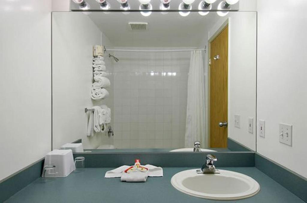 Super 8 By Wyndham Shawnessy Area Calgary