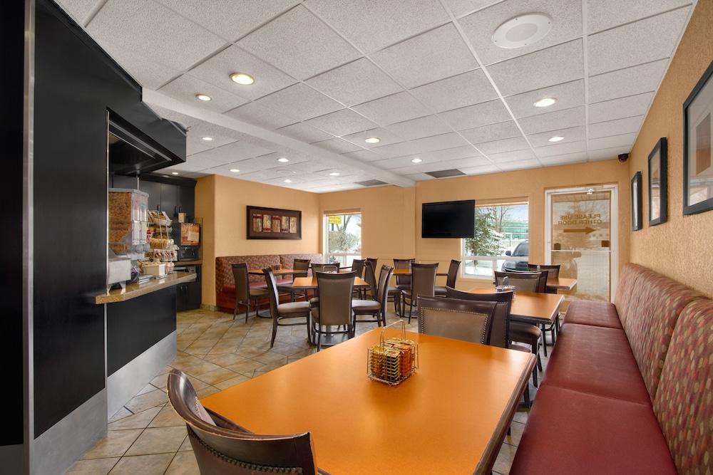 Hotel Super 8 By Wyndham Shawnessy Area 3*