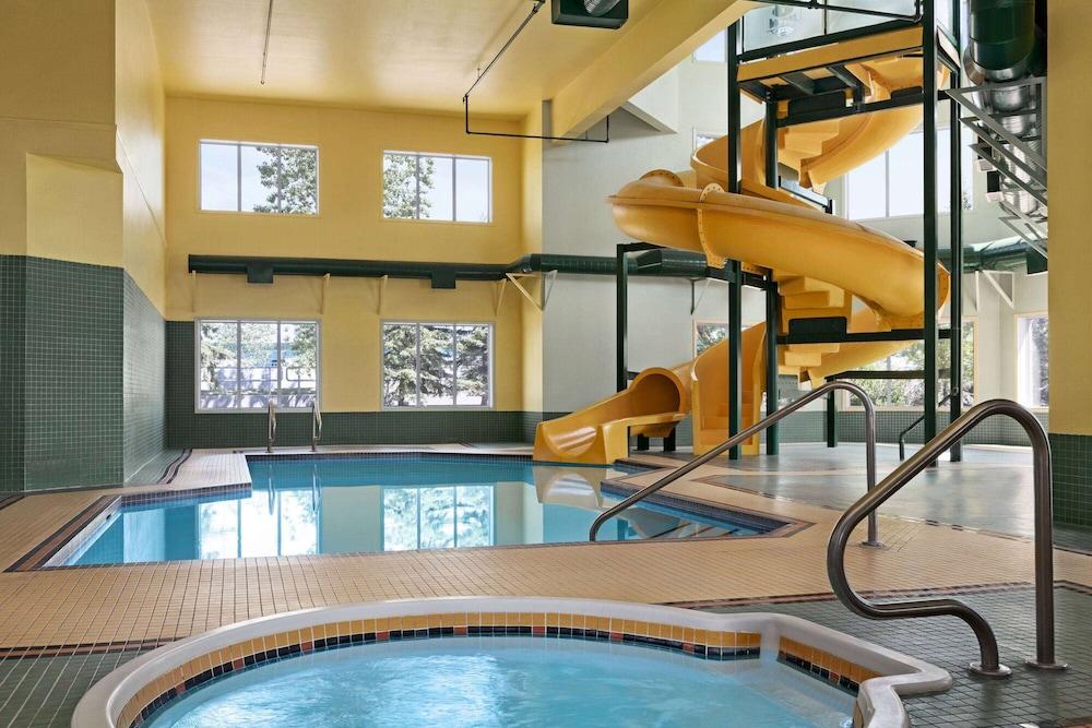 Super 8 By Wyndham Shawnessy Area 3*
