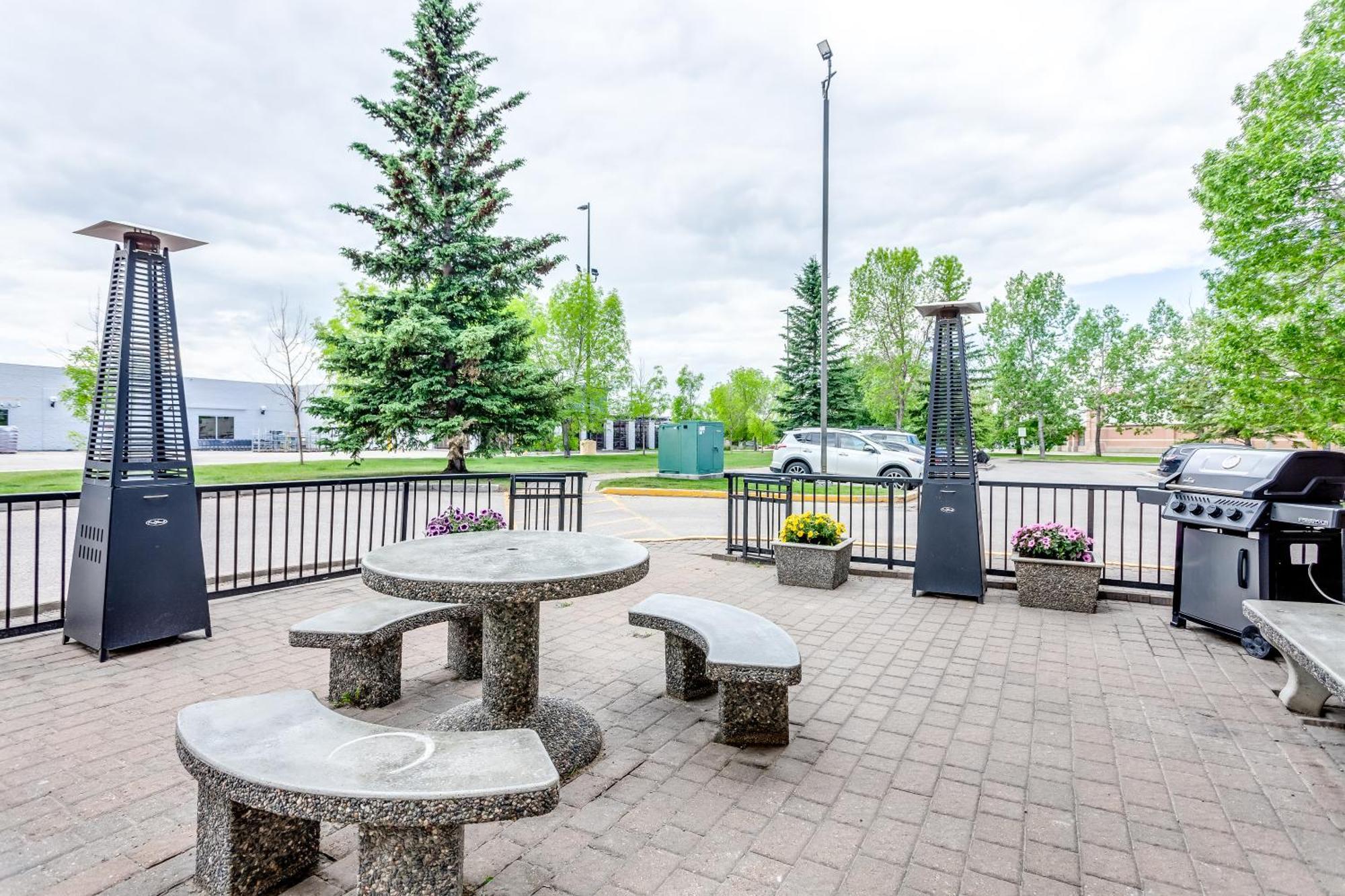Super 8 By Wyndham Shawnessy Area 3*