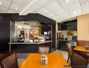 Super 8 By Wyndham Shawnessy Area 3*