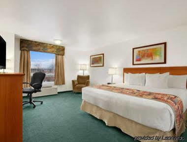Super 8 By Wyndham Shawnessy Area Hotel 3*