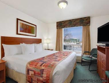Hotel Super 8 By Wyndham Shawnessy Area 3*