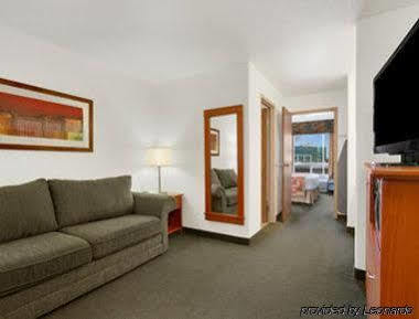 Super 8 By Wyndham Shawnessy Area Hotel