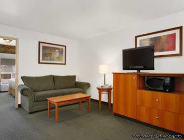 Hotel Super 8 By Wyndham Shawnessy Area