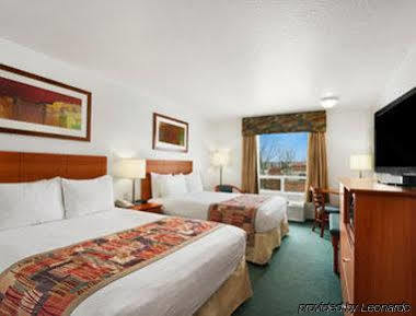 Super 8 By Wyndham Shawnessy Area