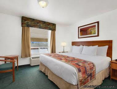Hotel Super 8 By Wyndham Shawnessy Area