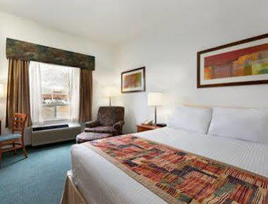 Super 8 By Wyndham Shawnessy Area 3*