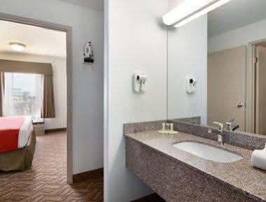 Super 8 By Wyndham Shawnessy Area Hotel 3*