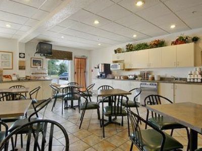 Super 8 By Wyndham Shawnessy Area Calgary